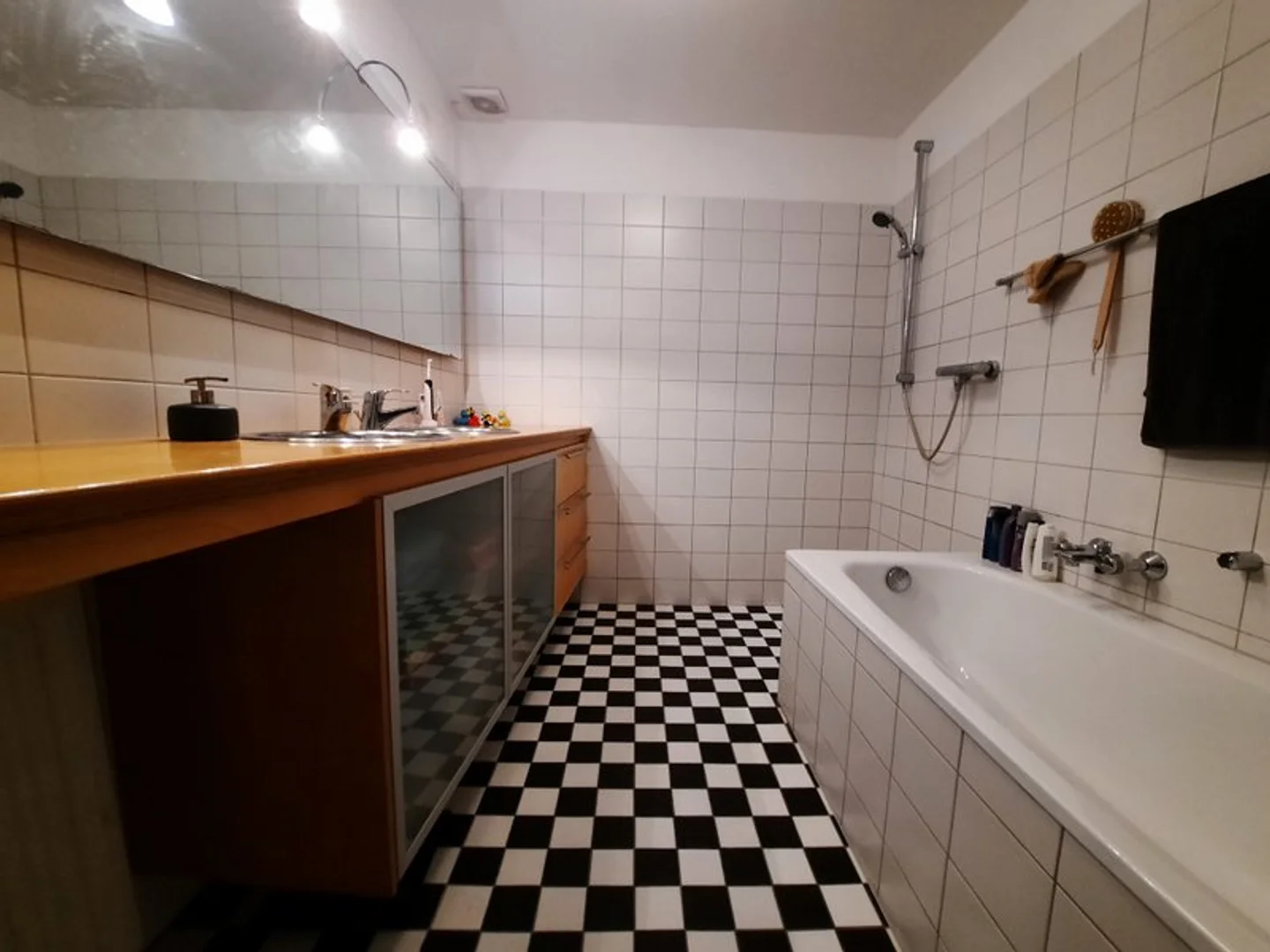 Habitación estudiantil luminosa y aireada con fácil acceso a la universidad en 