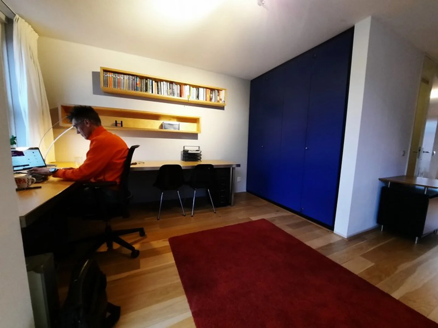 Habitación estudiantil luminosa y aireada con fácil acceso a la universidad en 