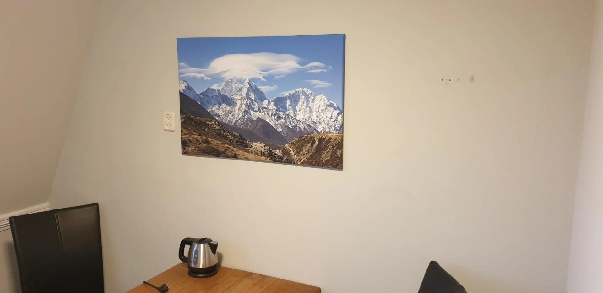 Habitación estudiantil luminosa y aireada con fácil acceso a la universidad en 