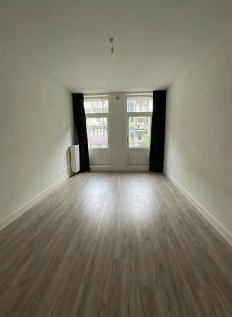 Habitación estudiantil funcional perfecta para estudiar en 