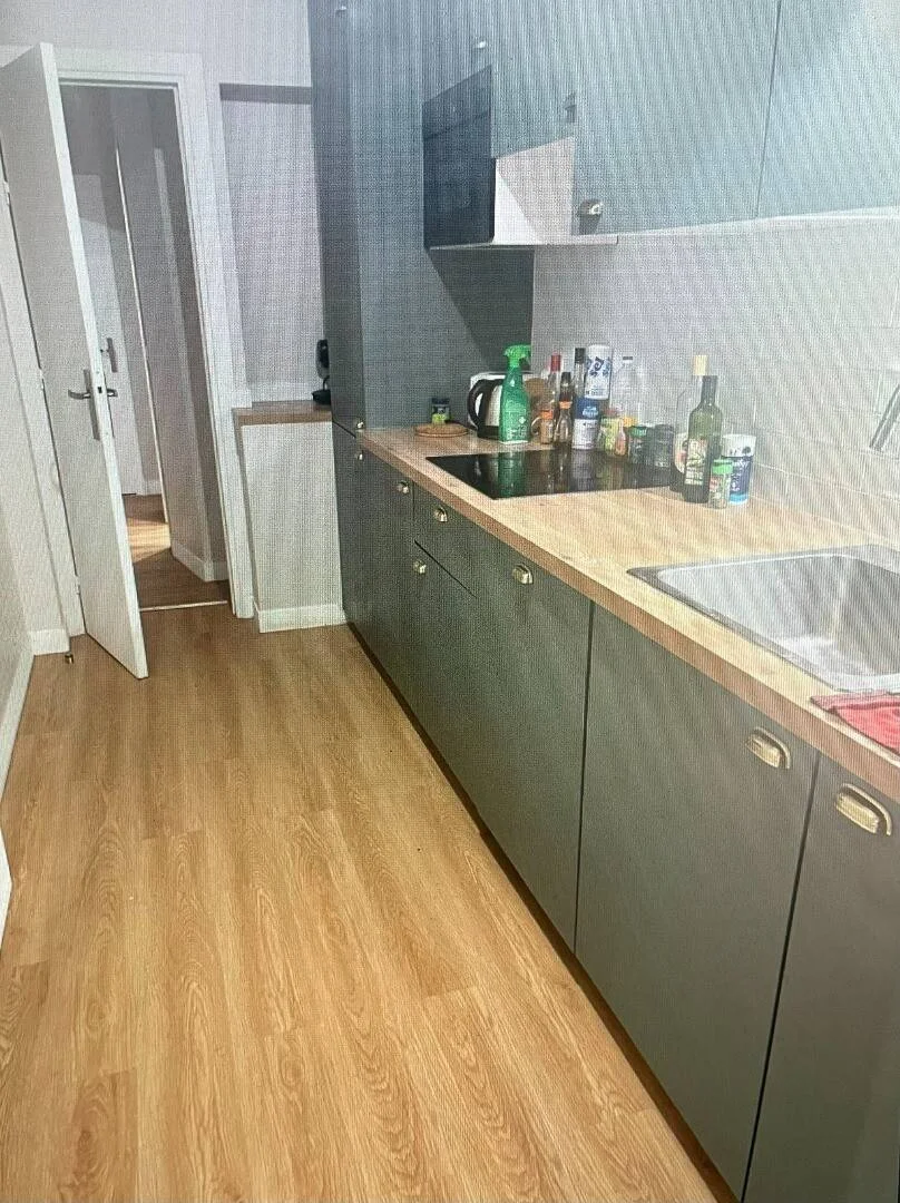 Funkcjonalny pokój studencki idealny do nauki w 