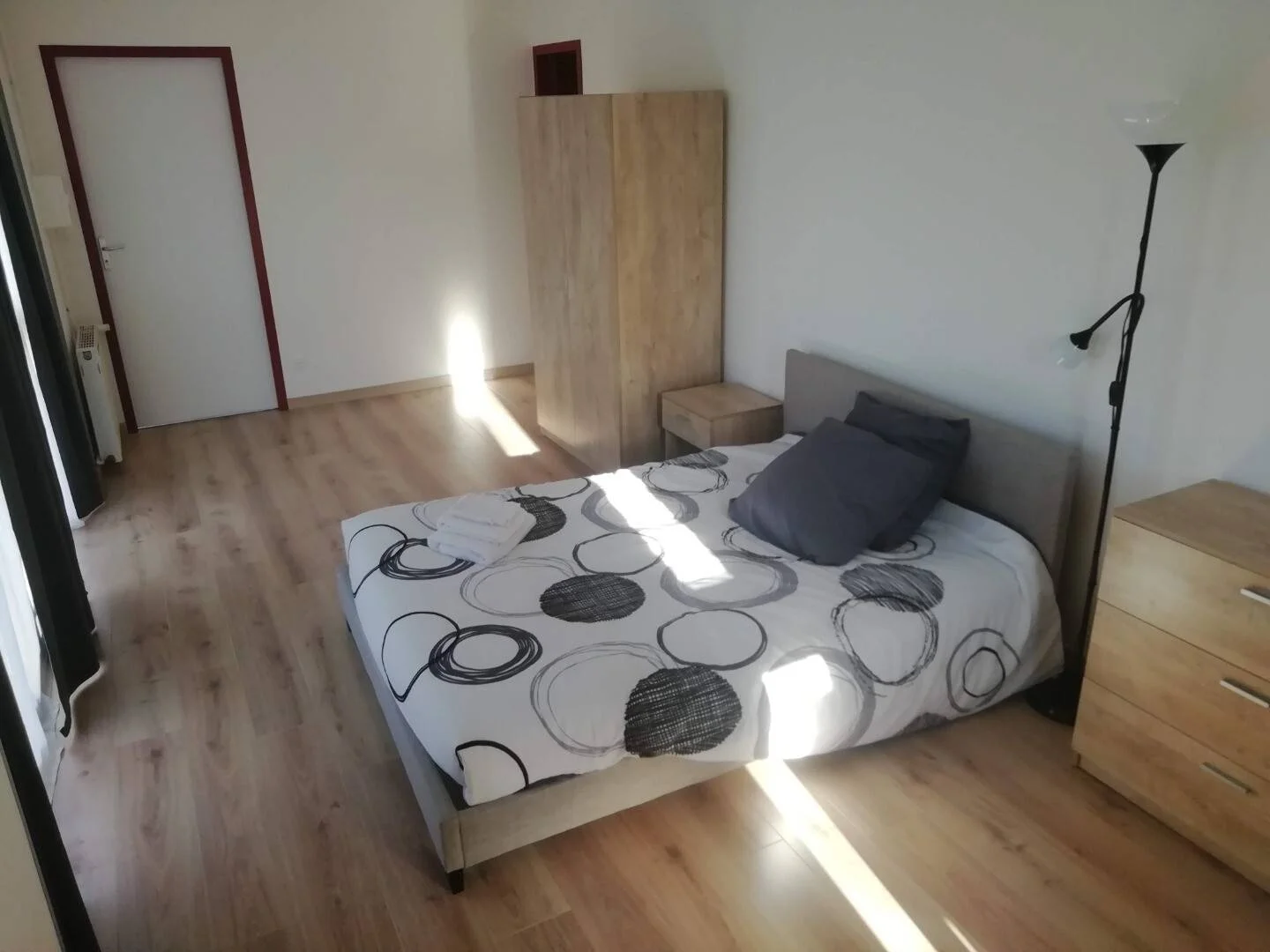 Quarto de estudante luminoso e arejado com acesso fácil à universidade em 