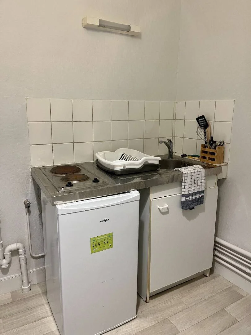 Habitación estudiantil luminosa y aireada con fácil acceso a la universidad en 