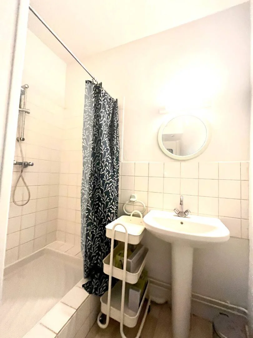 Habitación estudiantil amplia y cómoda en 