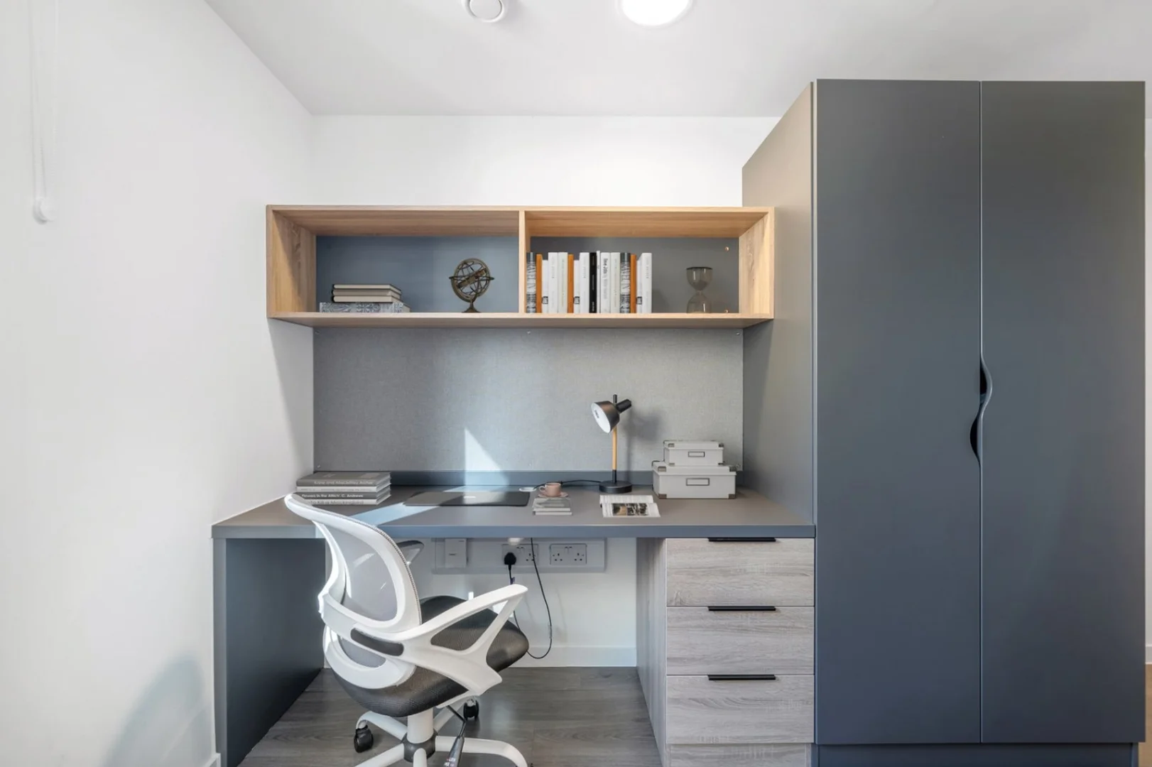 Habitación estudiantil luminosa y aireada con fácil acceso a la universidad en 