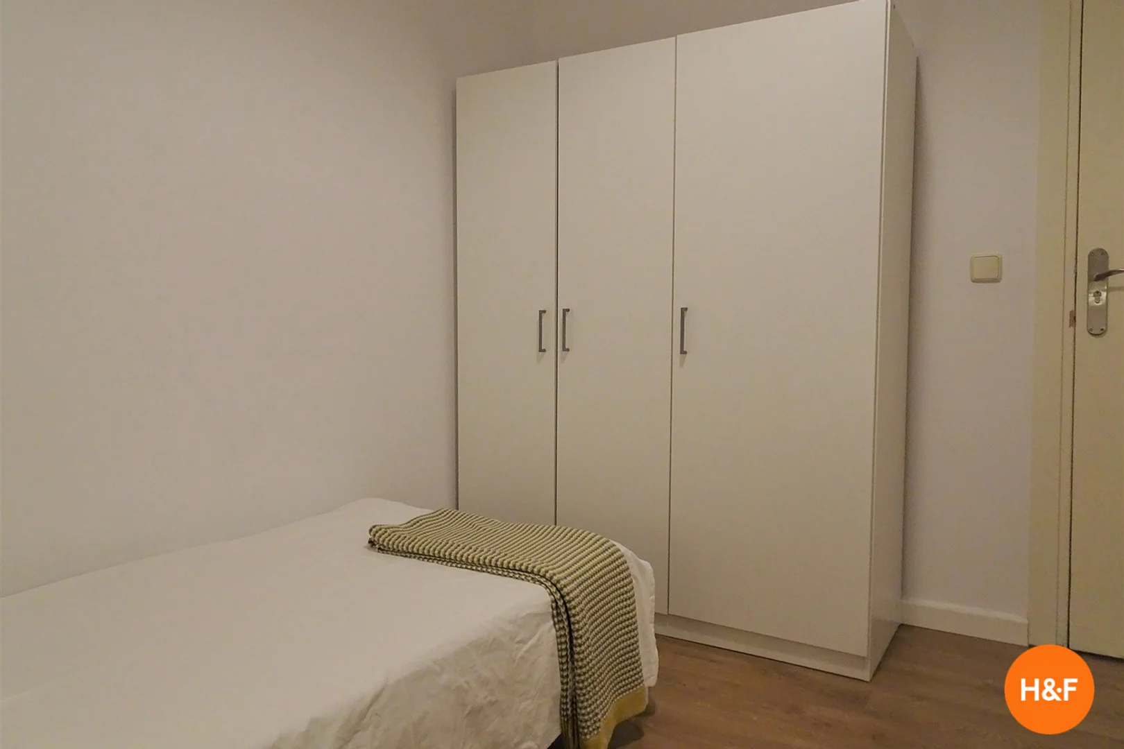 Economical student room with convenient location in 