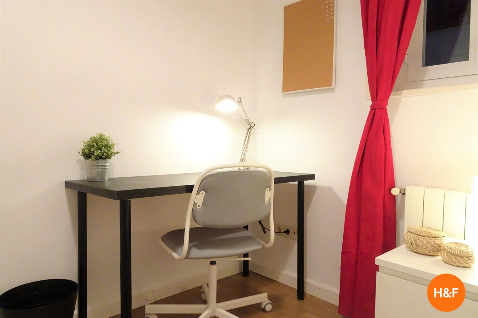 Bright and airy student room with easy university access in 