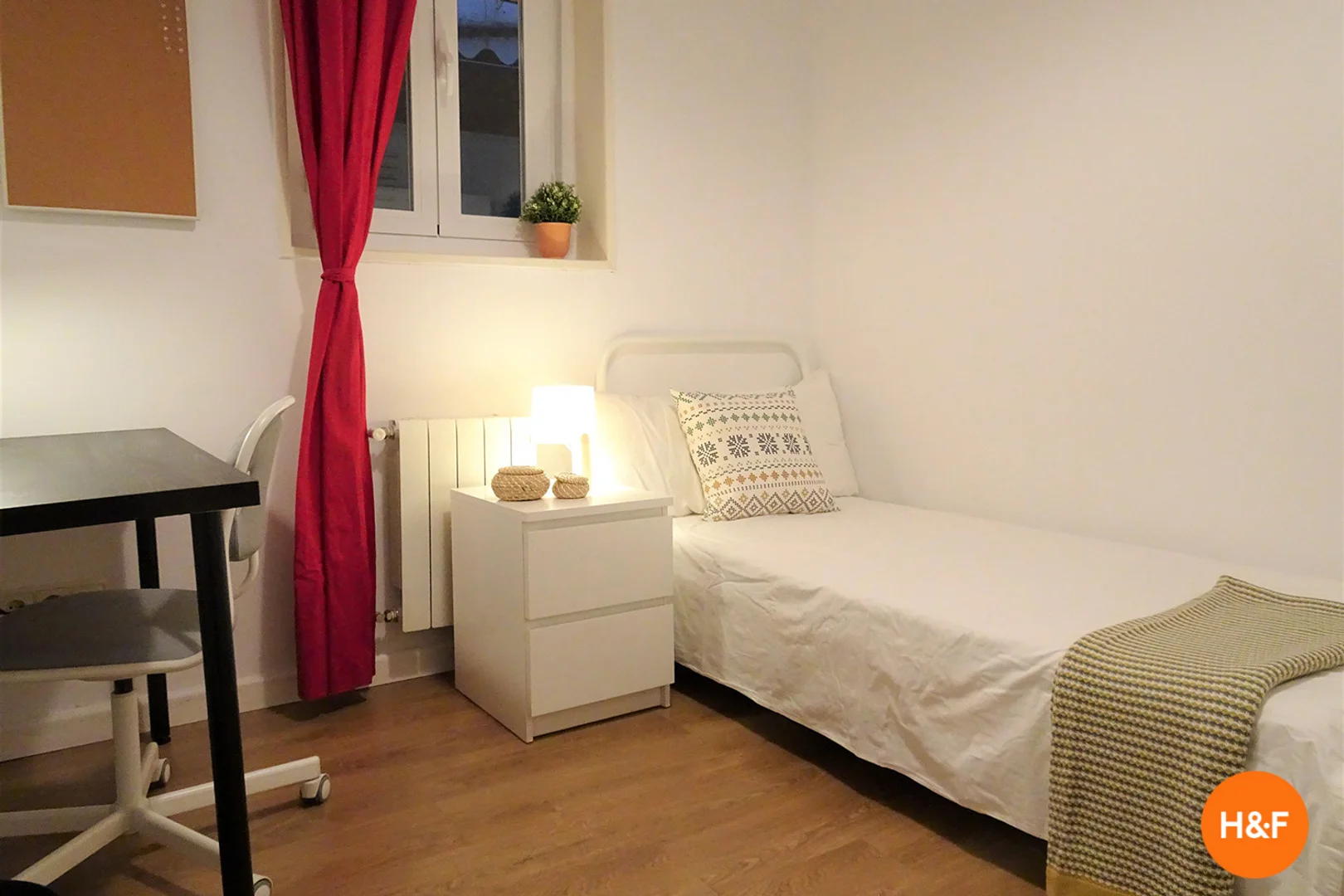 Comfortable and spacious student room in 