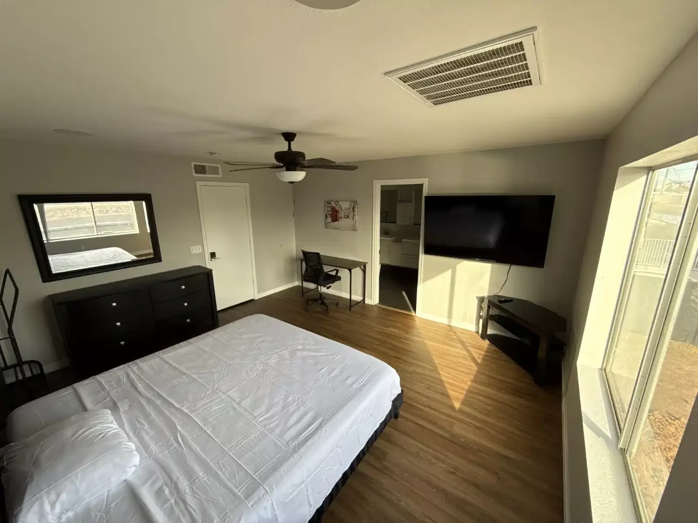 Quarto de estudante confortável e espaçoso em 