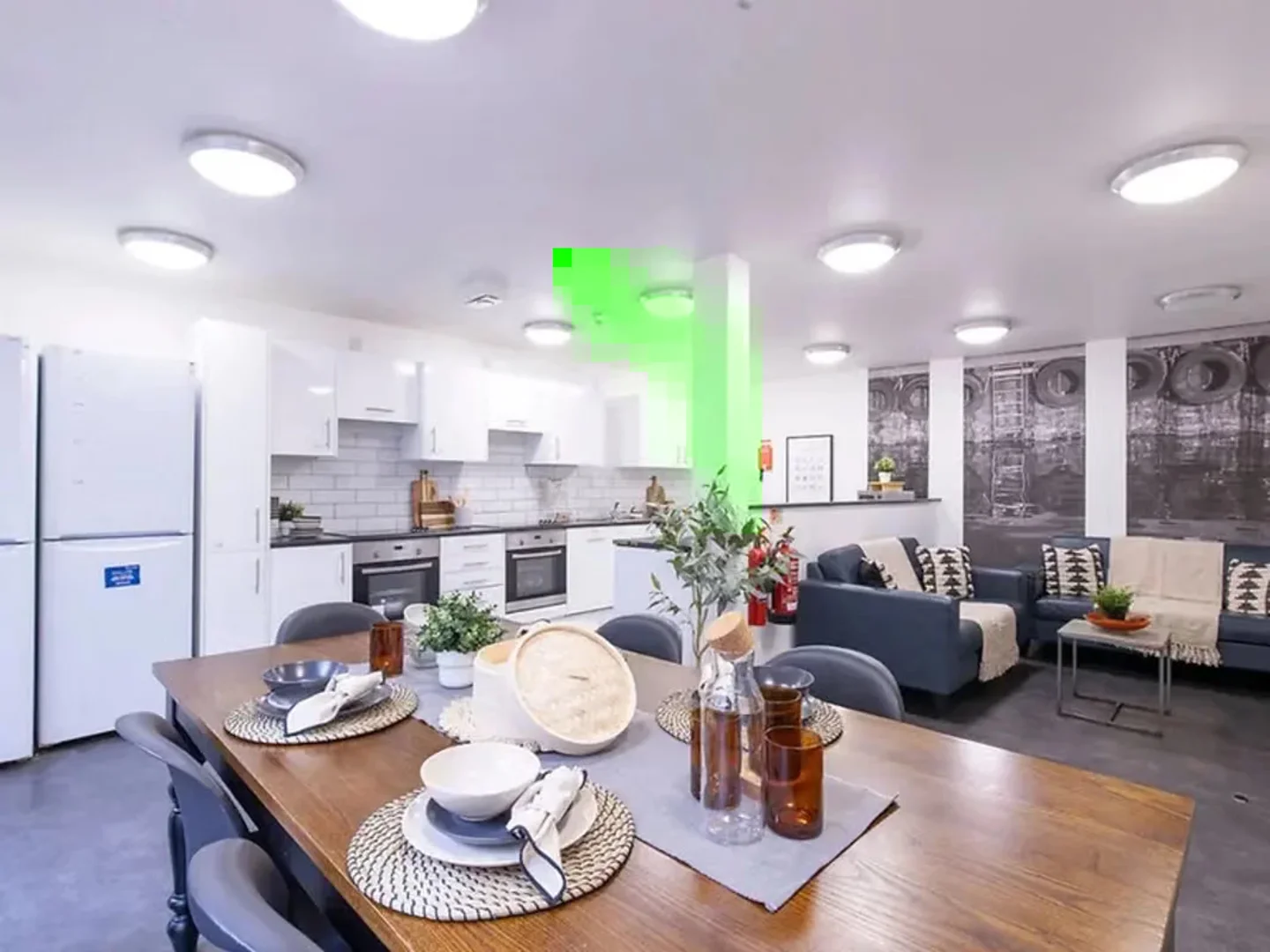 Habitación estudiantil luminosa y aireada con fácil acceso a la universidad en 