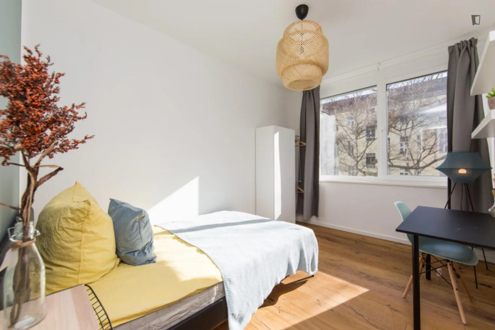 Habitación estudiantil amplia y cómoda en 