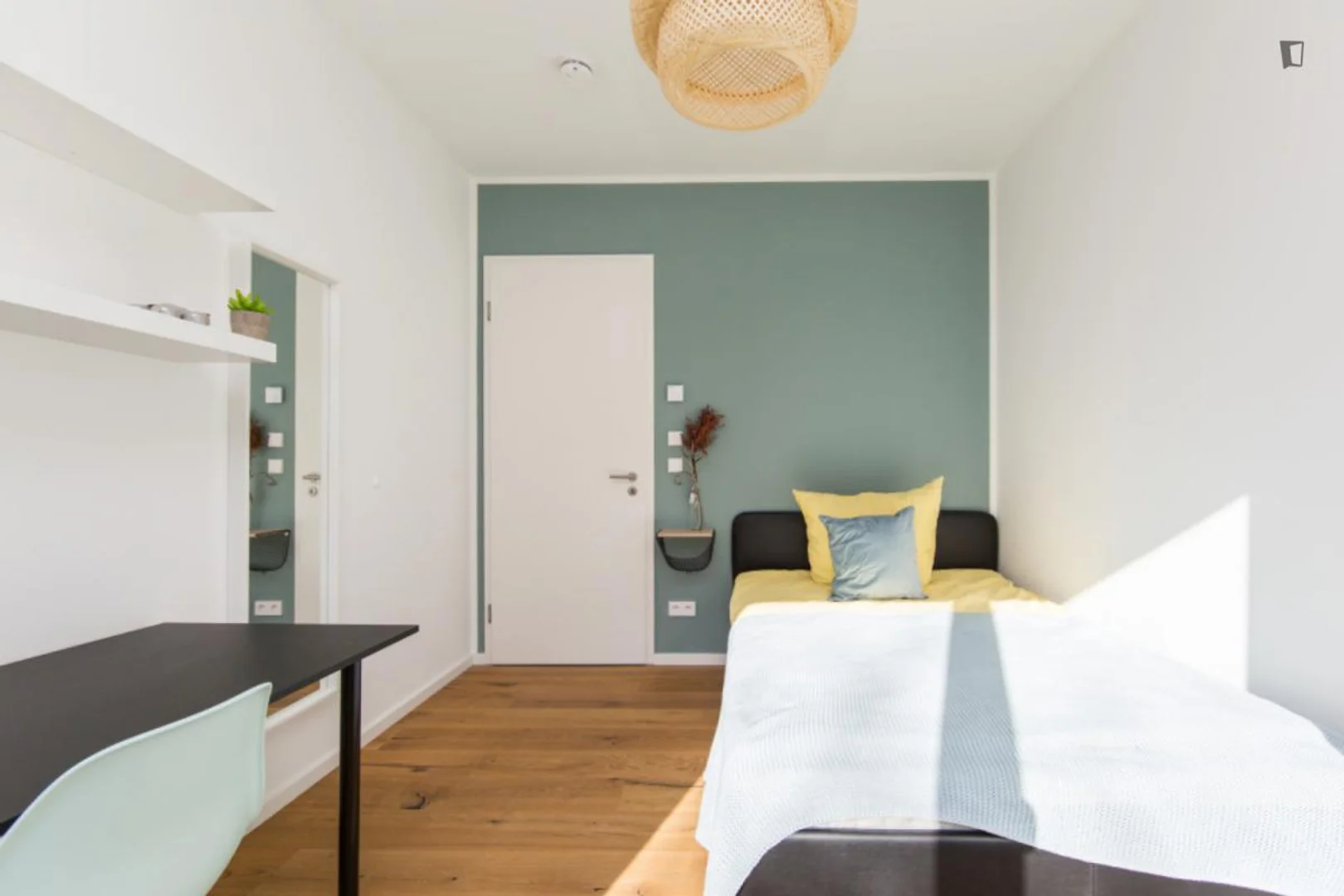Habitación estudiantil funcional perfecta para estudiar en 