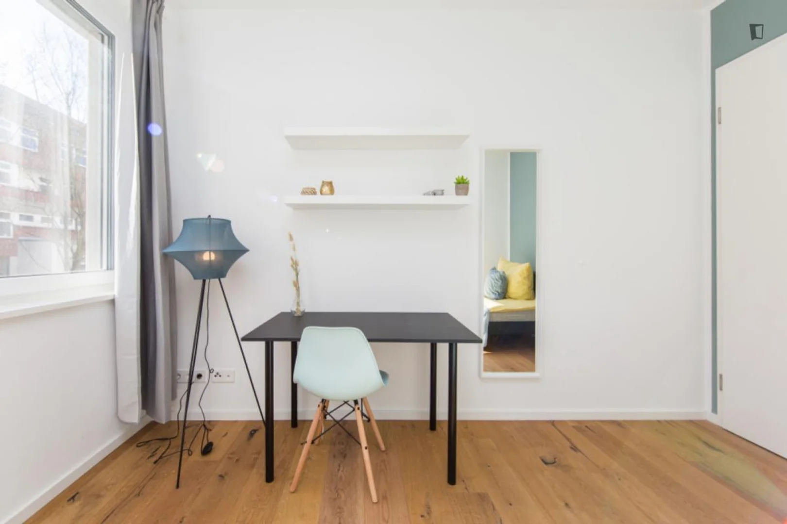 Habitación estudiantil amplia y cómoda en 
