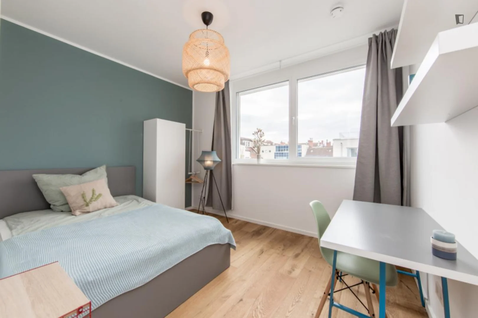 Habitación estudiantil amplia y cómoda en 
