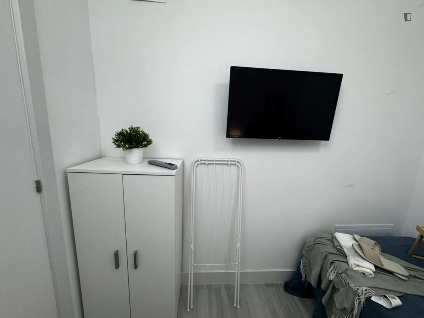 Habitación asequible para estudiantes con buena iluminación en