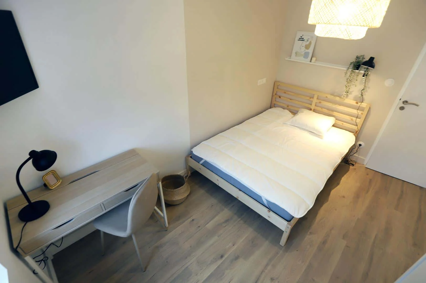 Quarto para alugar em apartamento de estudantes em , totalmente mobilado