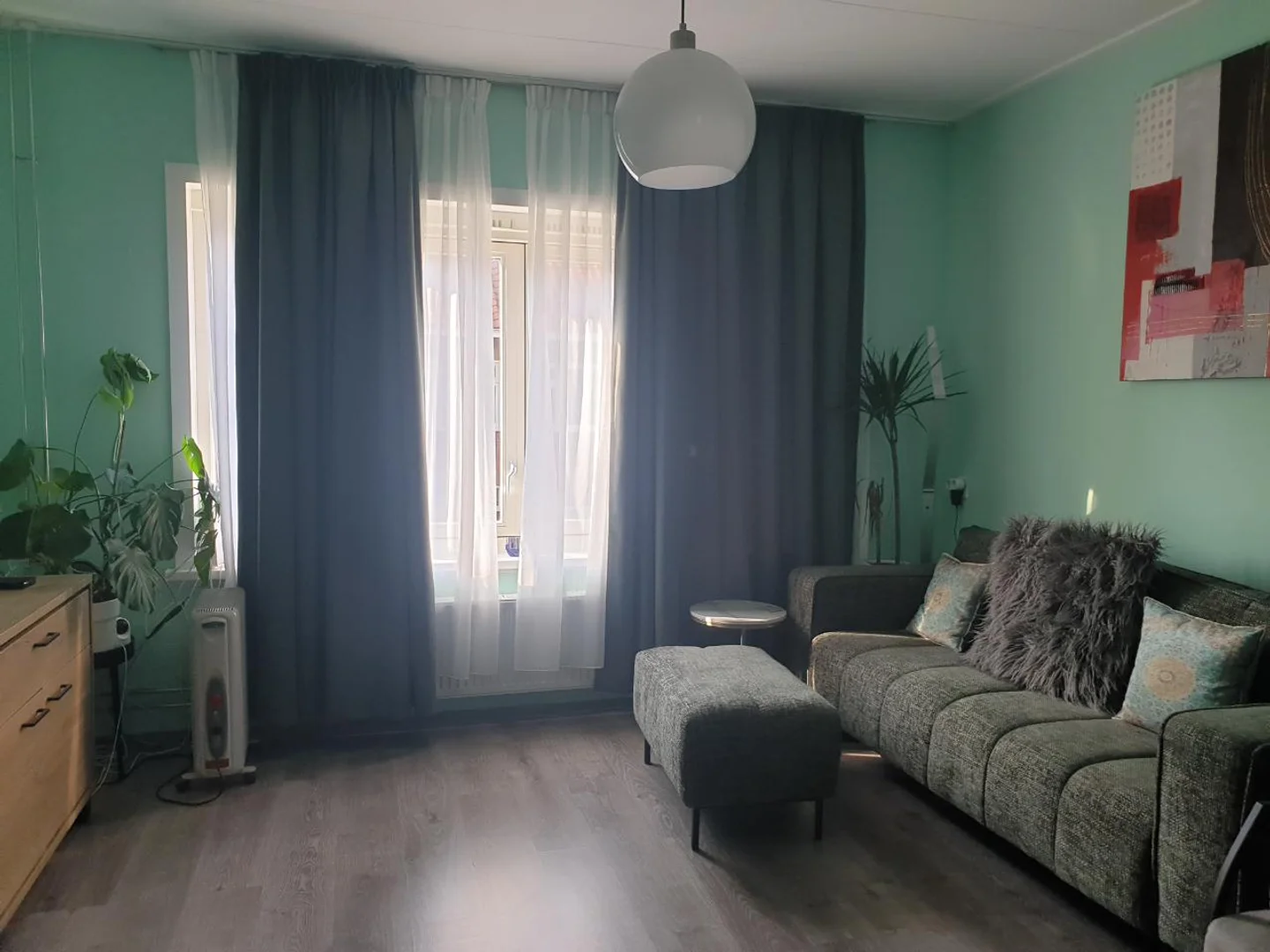 'da öğrenciler için yeterli aydınlatmaya sahip uygun fiyatlı oda