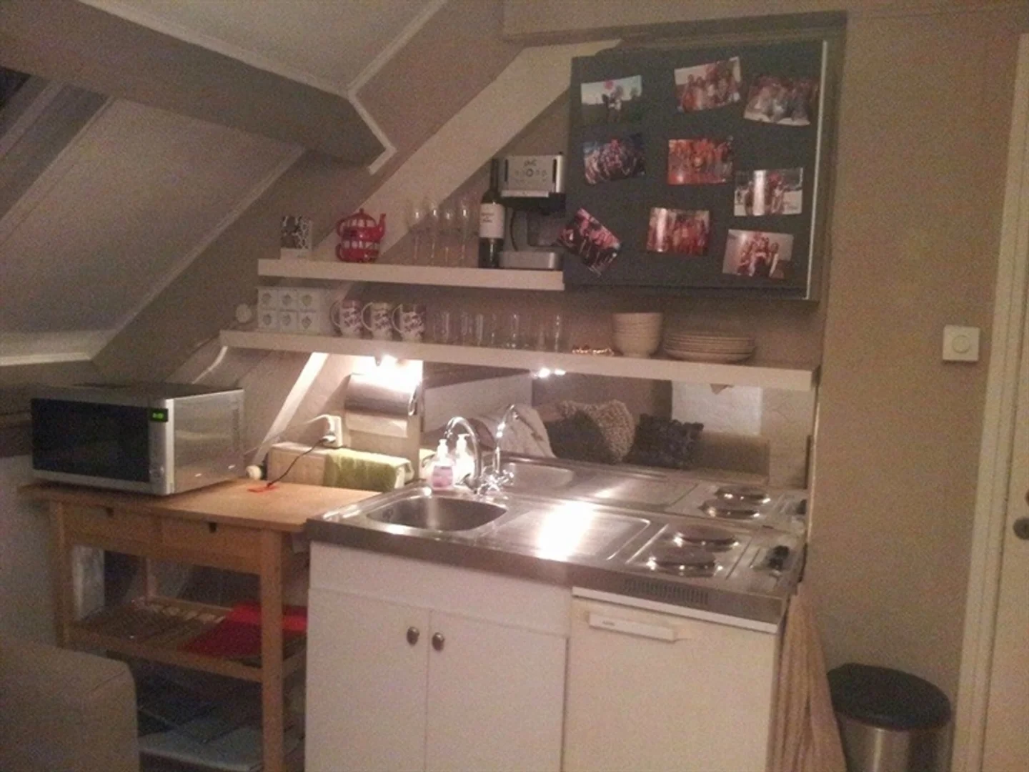Funkcjonalny pokój studencki idealny do nauki w 