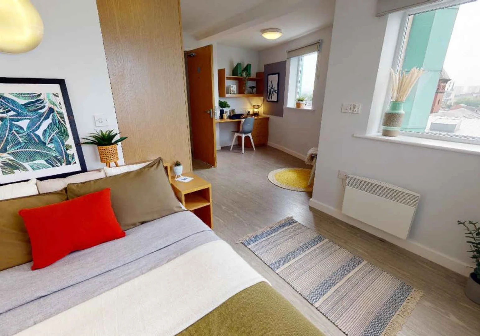 Bright and airy student room with easy university access in 