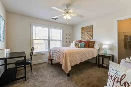 Apartamento moderno e brilhante em {area}
