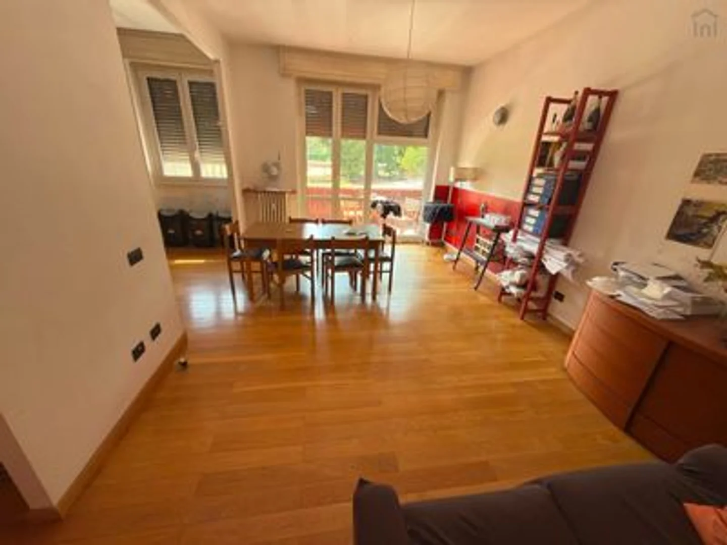 Chambre d'étudiant à  avec espace d'étude et installations communes