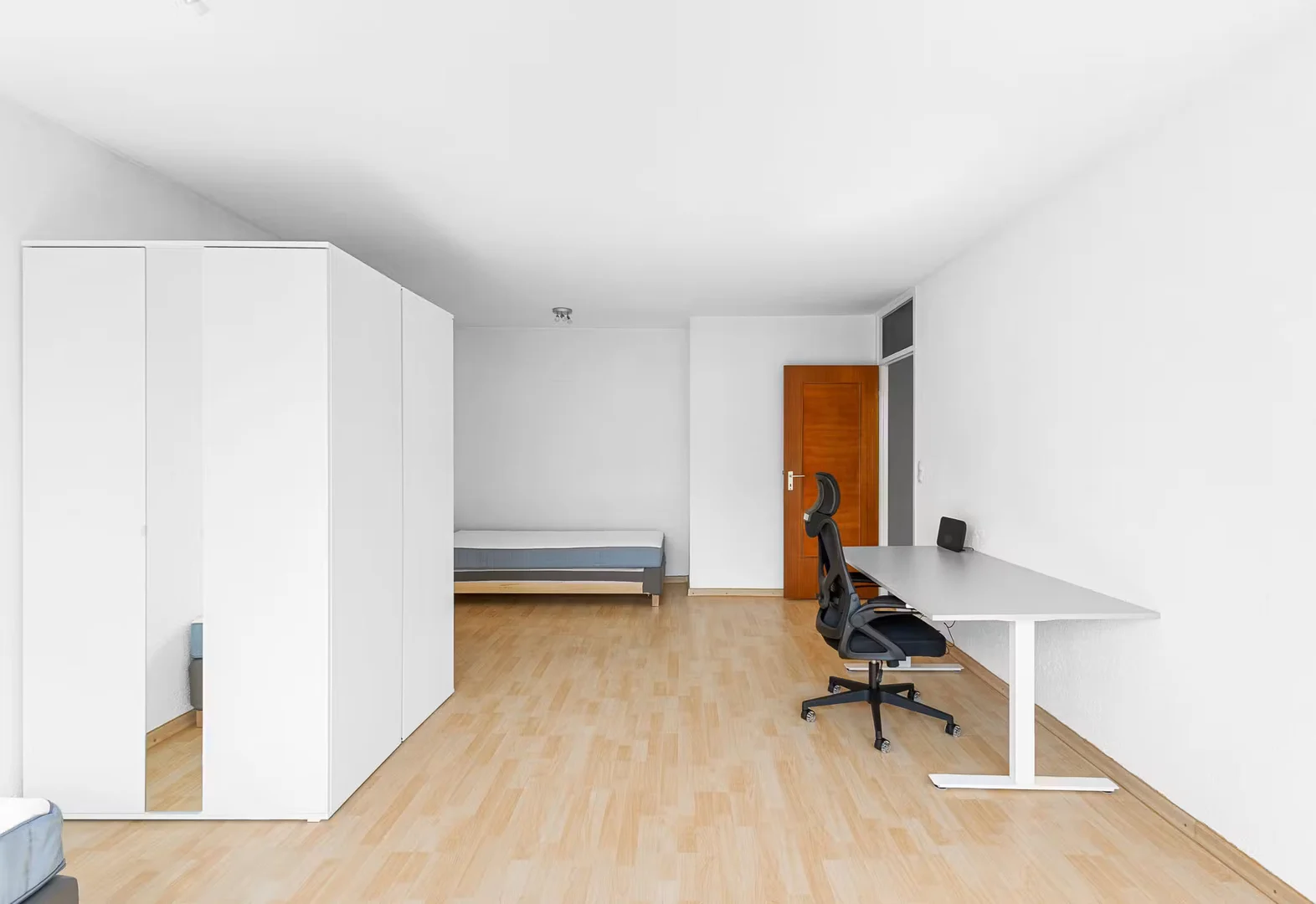 Chambre abordable pour les étudiants avec un bon éclairage dans 