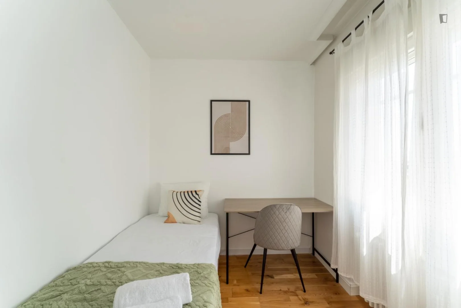 Habitación para estudiantes en  con área de estudio y facilidades compartidas