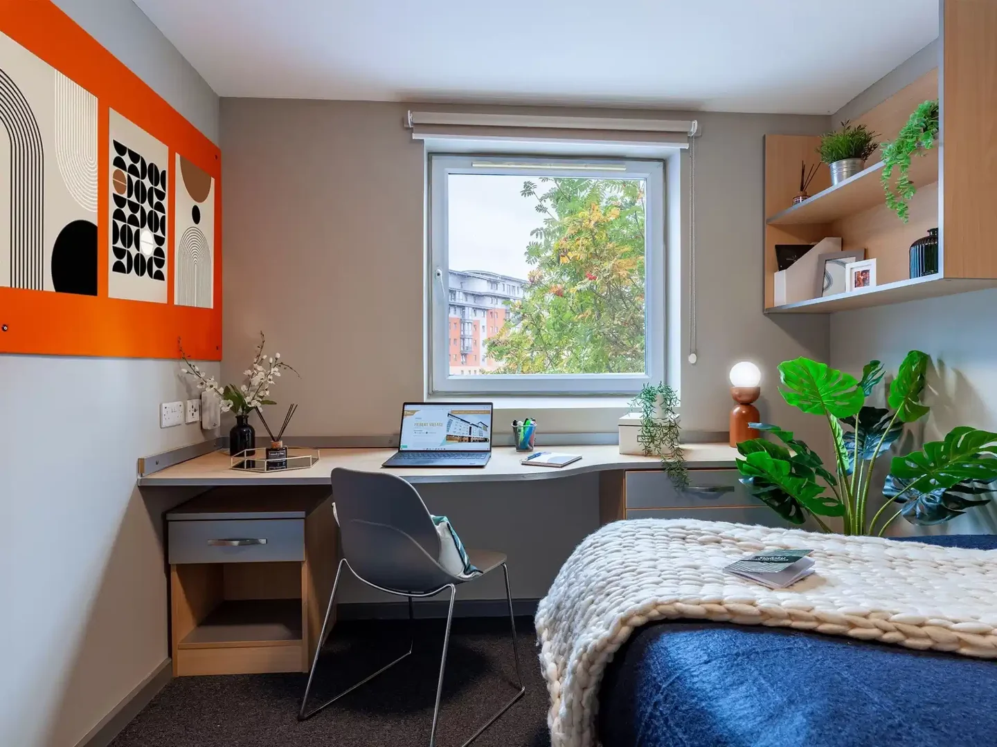 Quarto de estudante confortável e espaçoso em 