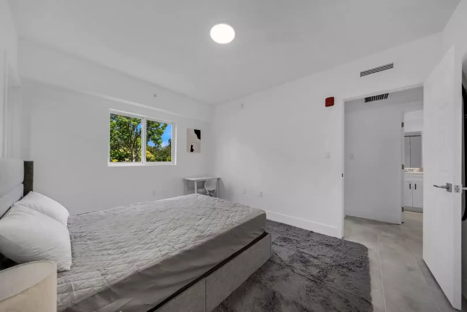 Functional student room perfect for studying in