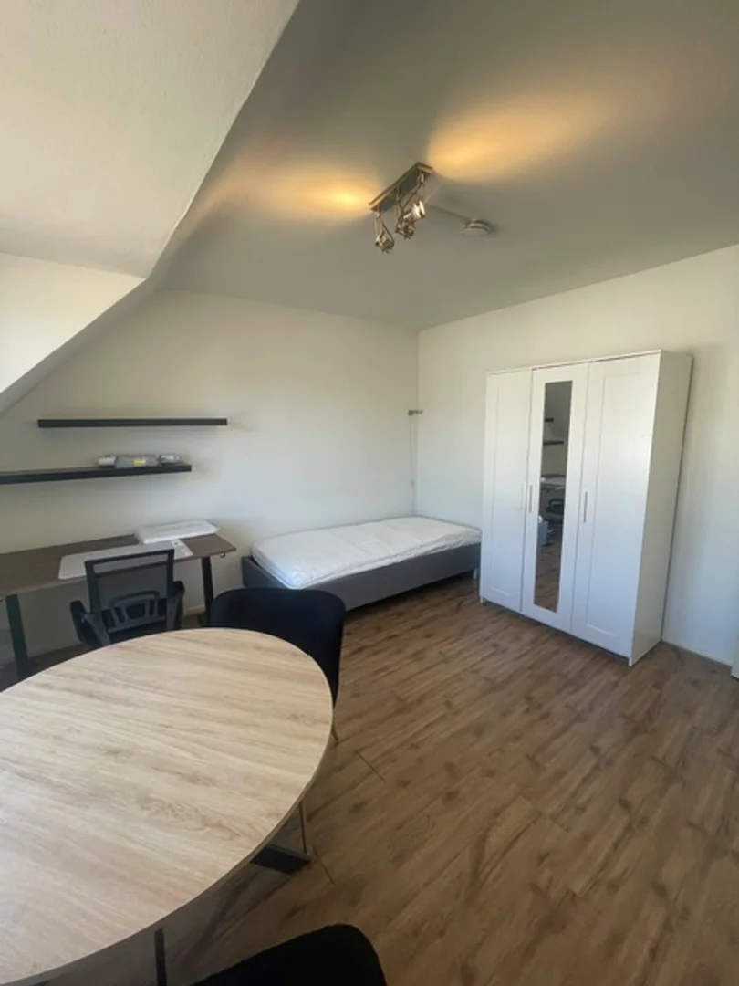 Quarto de estudante luminoso e arejado com acesso fácil à universidade em 