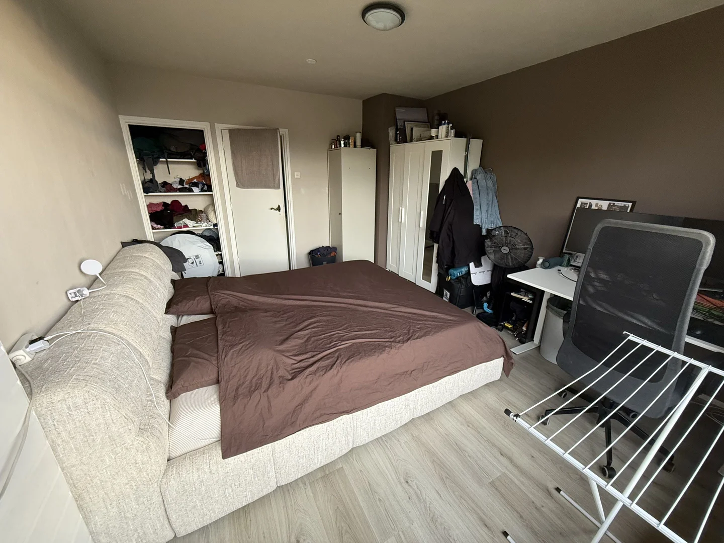 Chambre d'étudiant à  avec espace d'étude et installations communes