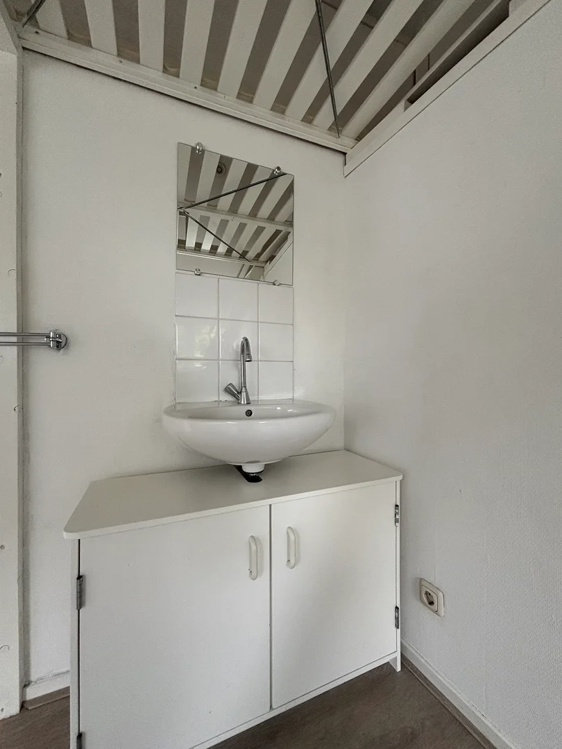 'de öğrenci dairesinde, tamamen mobilyalı kiralık oda