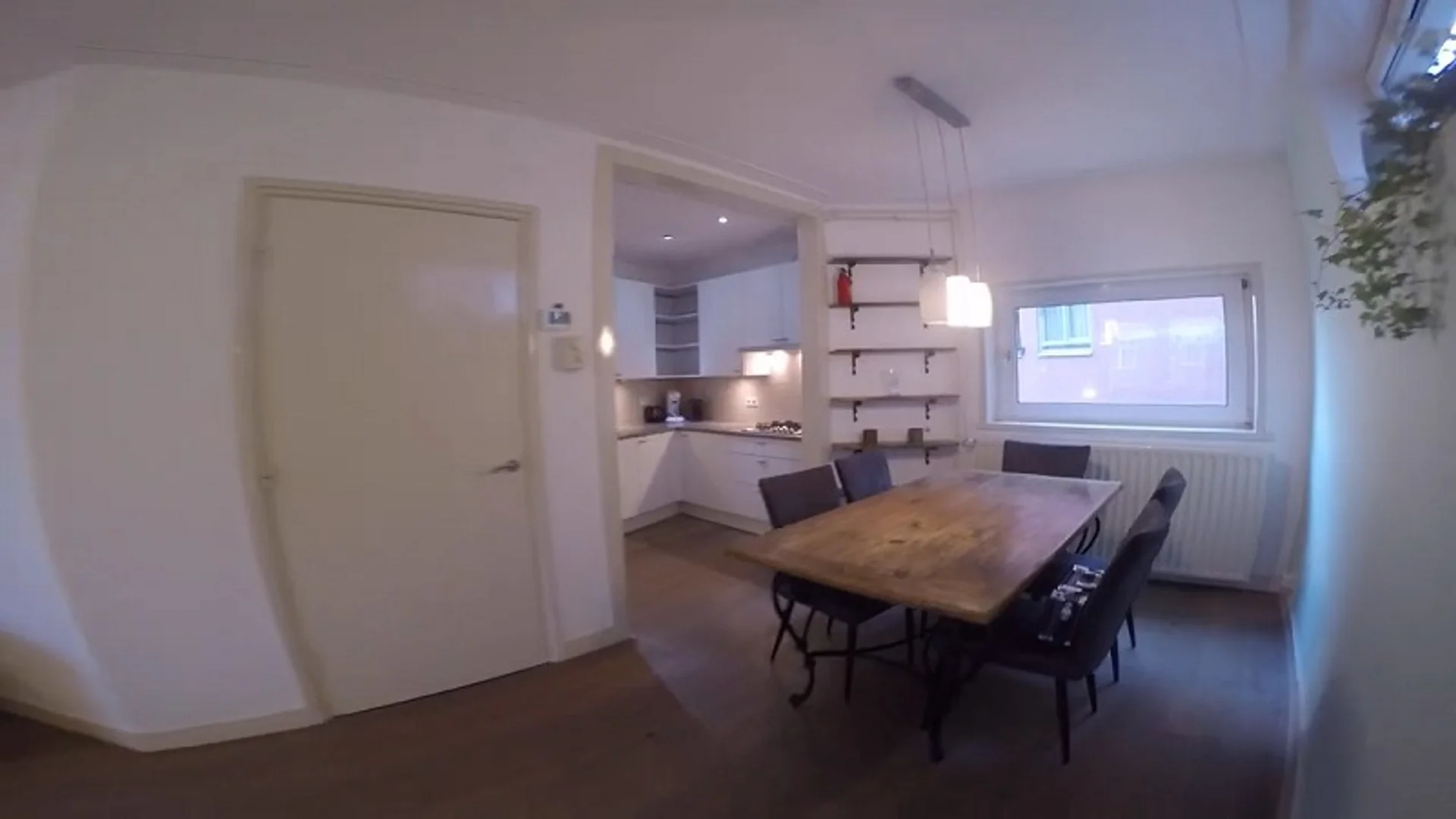 Quarto de estudante confortável e espaçoso em 