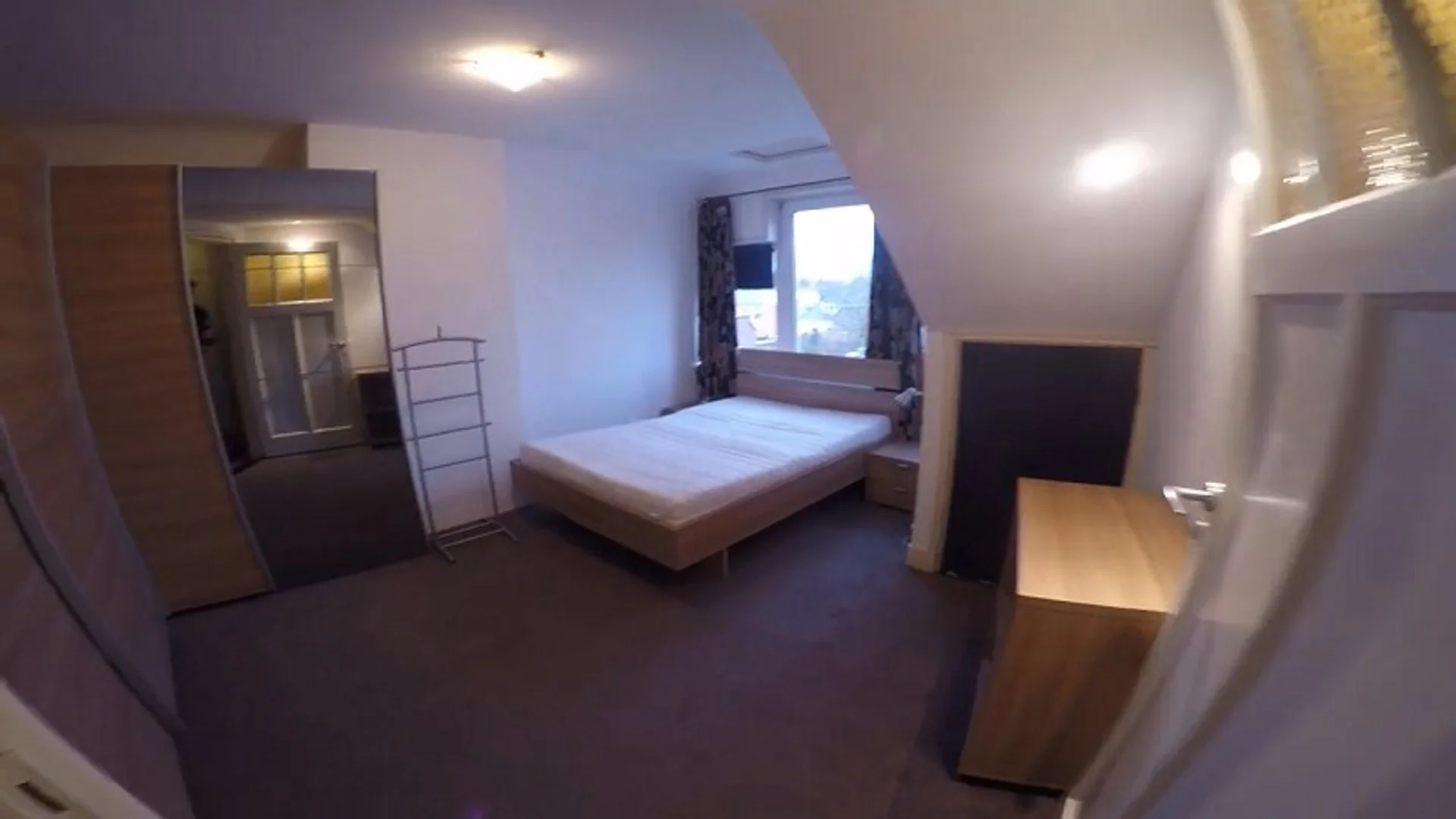 Quarto para alugar em apartamento de estudantes em , totalmente mobilado