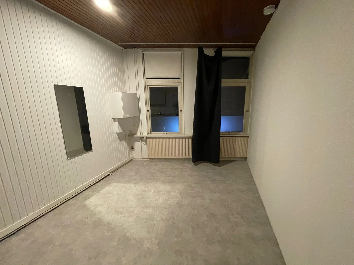 'da üniversiteye kolay erişime sahip aydınlık ve havadar öğrenci odası