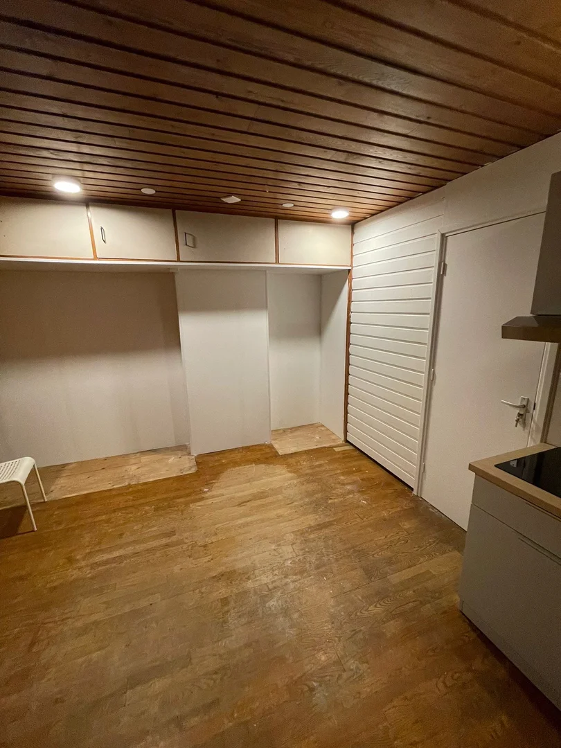 'de öğrenci dairesinde, tamamen mobilyalı kiralık oda