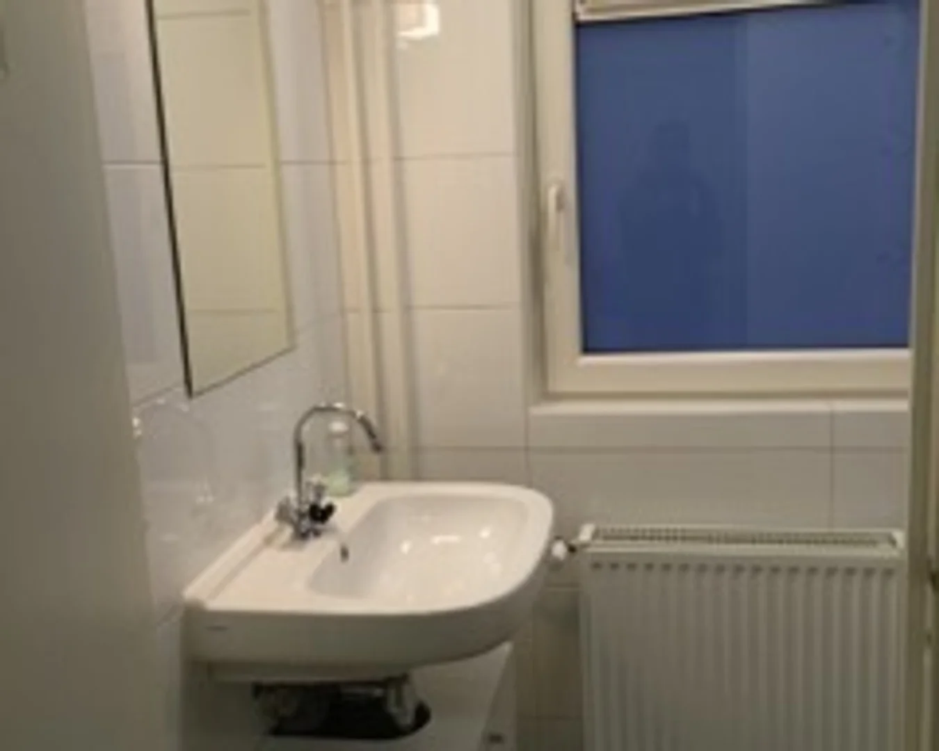 Quarto de estudante luminoso e arejado com acesso fácil à universidade em 