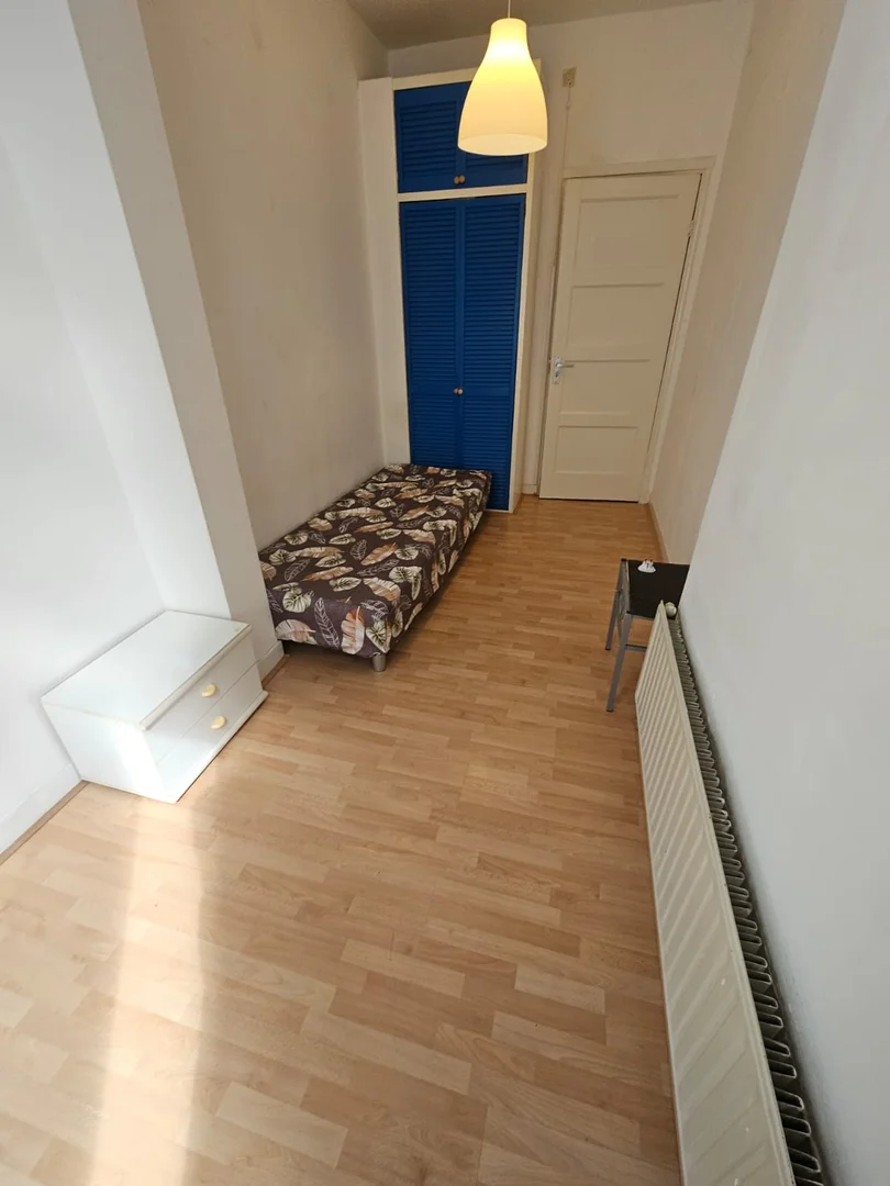 Chambre d'étudiant à  avec espace d'étude et installations communes