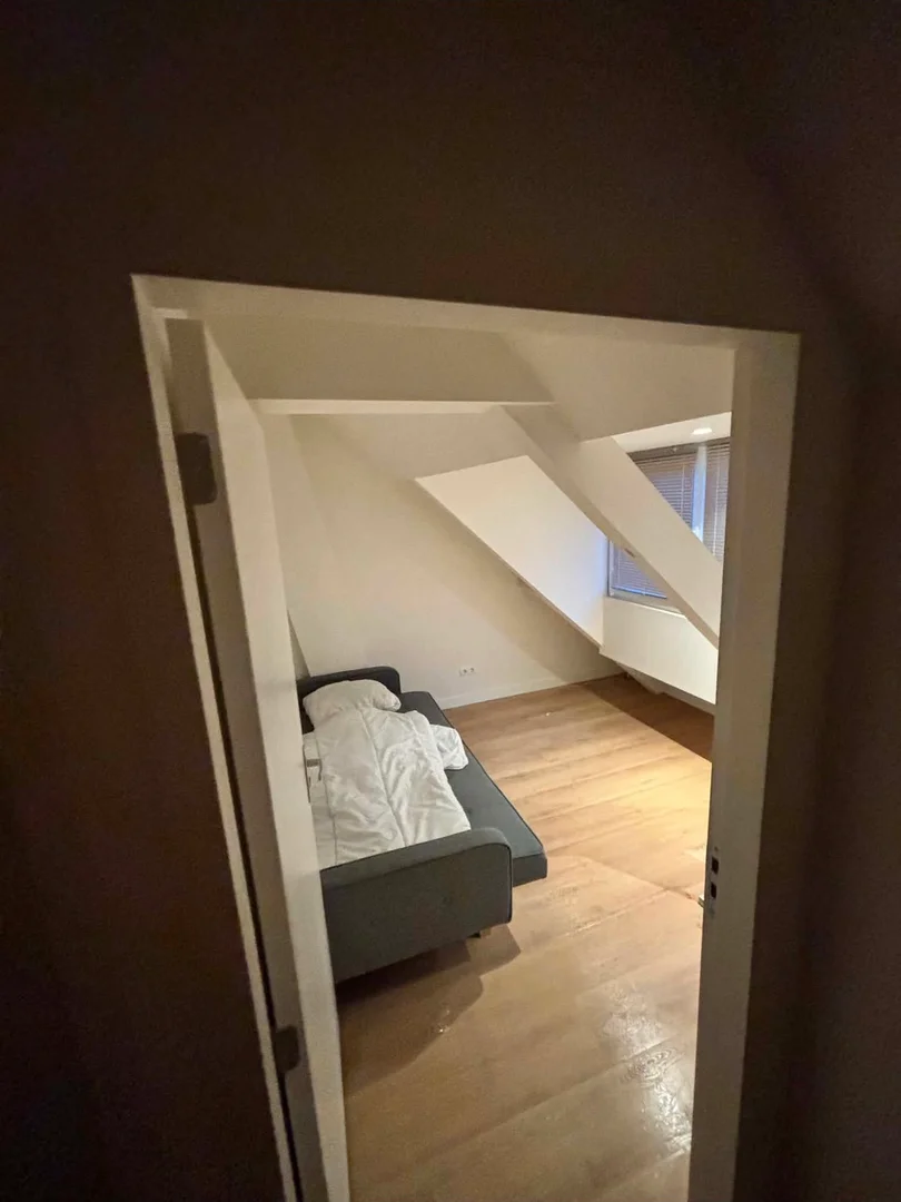 Zimmer in Studentenwohnung in  zu vermieten, voll möbliert