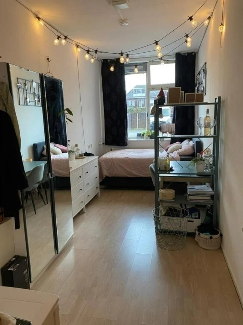 'de öğrenci dairesinde, tamamen mobilyalı kiralık oda