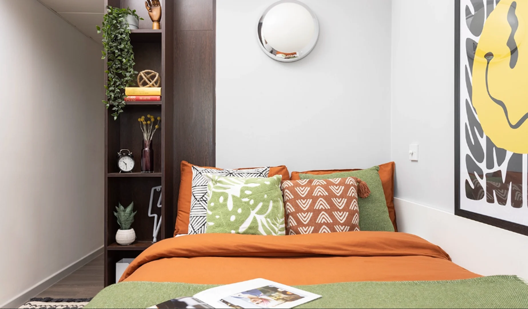 Quarto de estudante confortável e espaçoso em