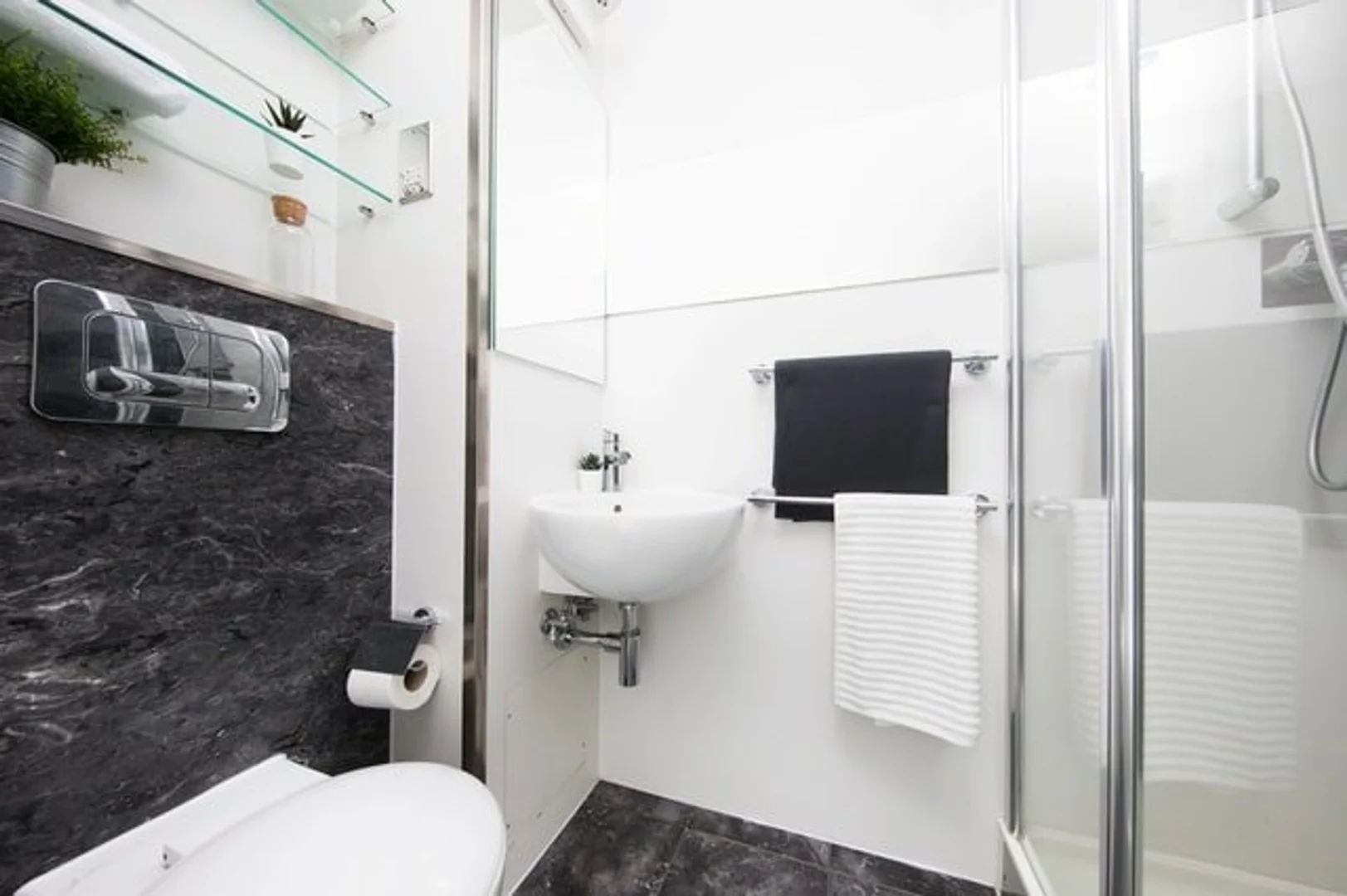Quarto acessível para estudantes com iluminação ampla em