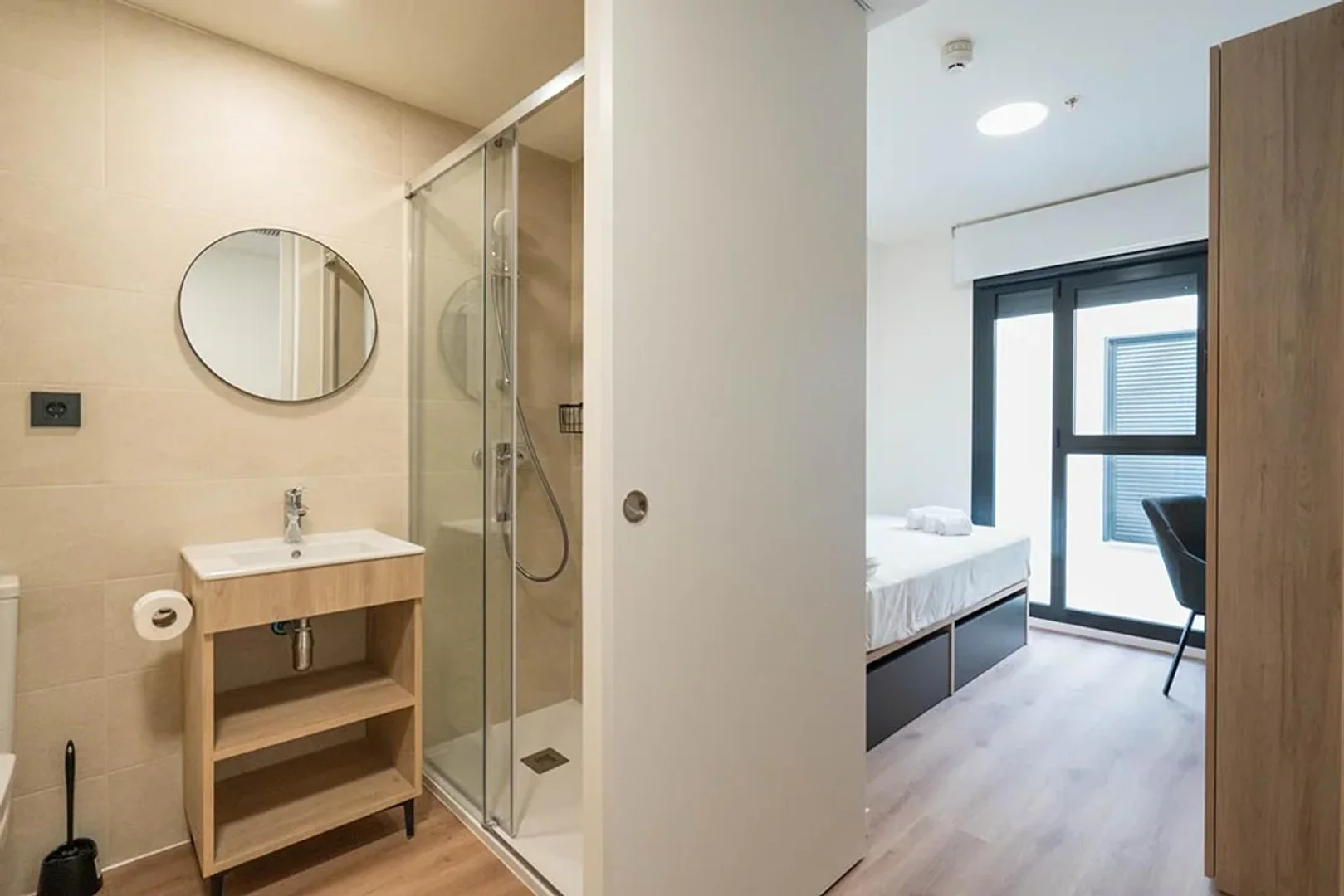 Bright and airy student room with easy university access in 