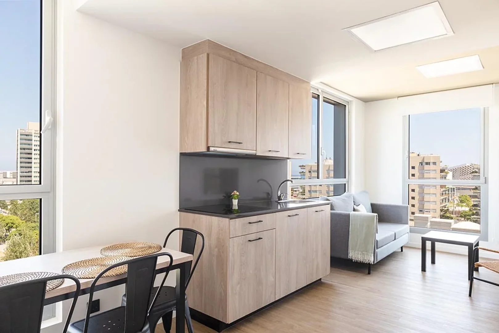 Chambre d'étudiant à  avec espace d'étude et installations communes