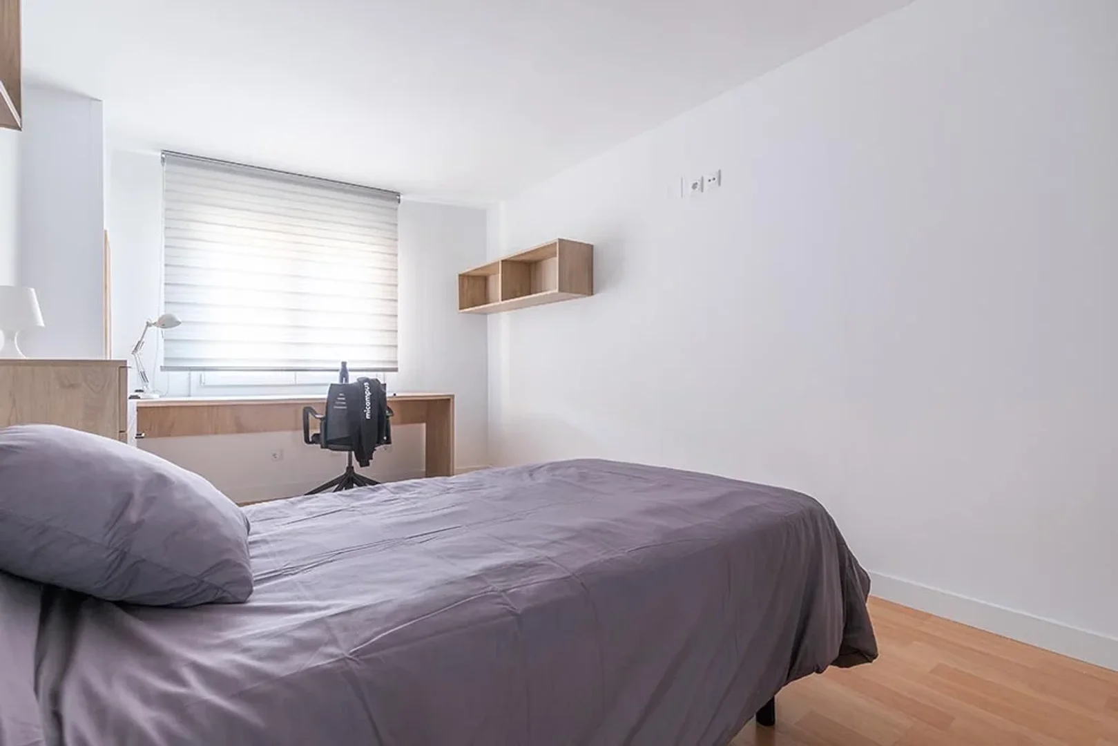 Habitación estudiantil funcional perfecta para estudiar en 