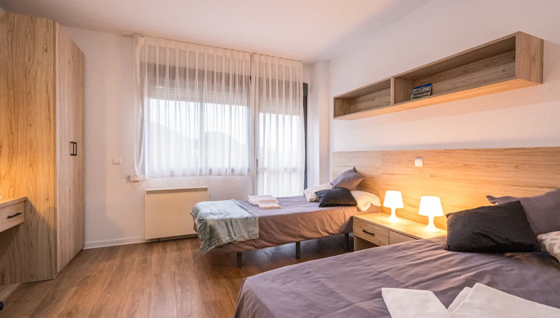 Quarto de estudante confortável e espaçoso em 