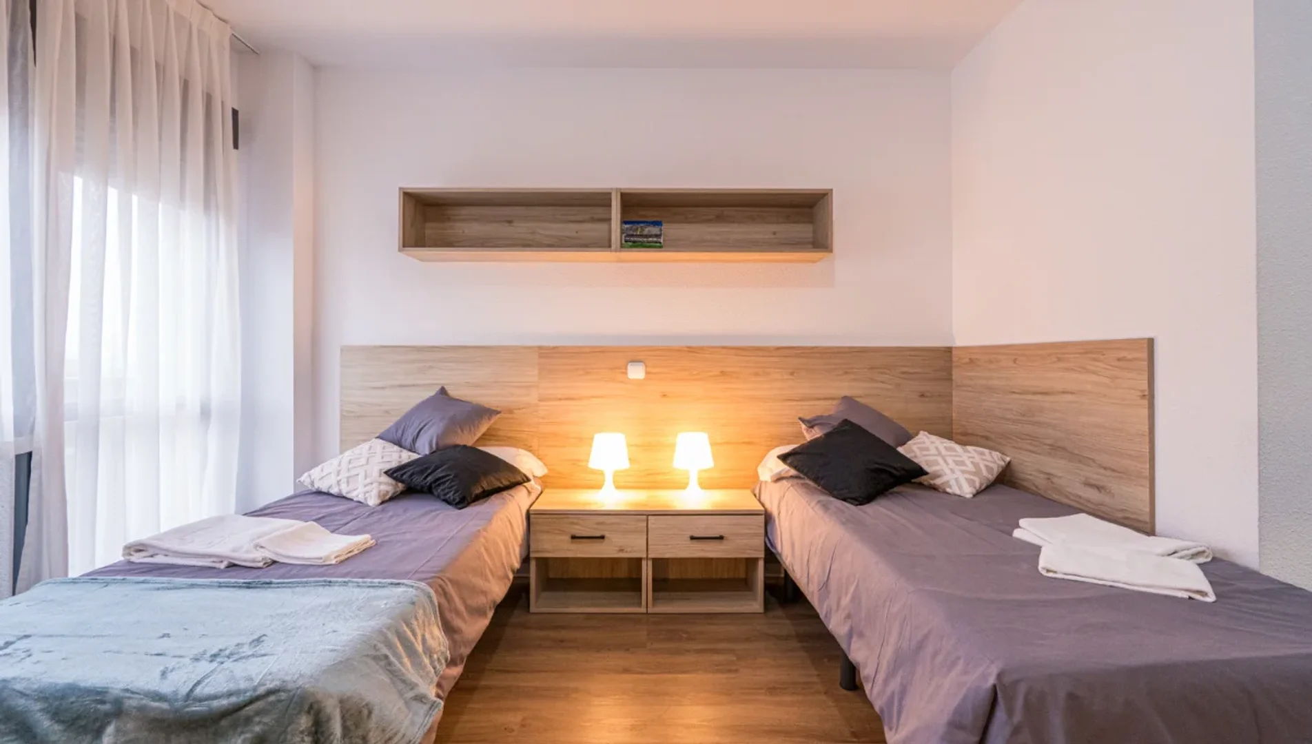 Quarto de estudante confortável e espaçoso em 