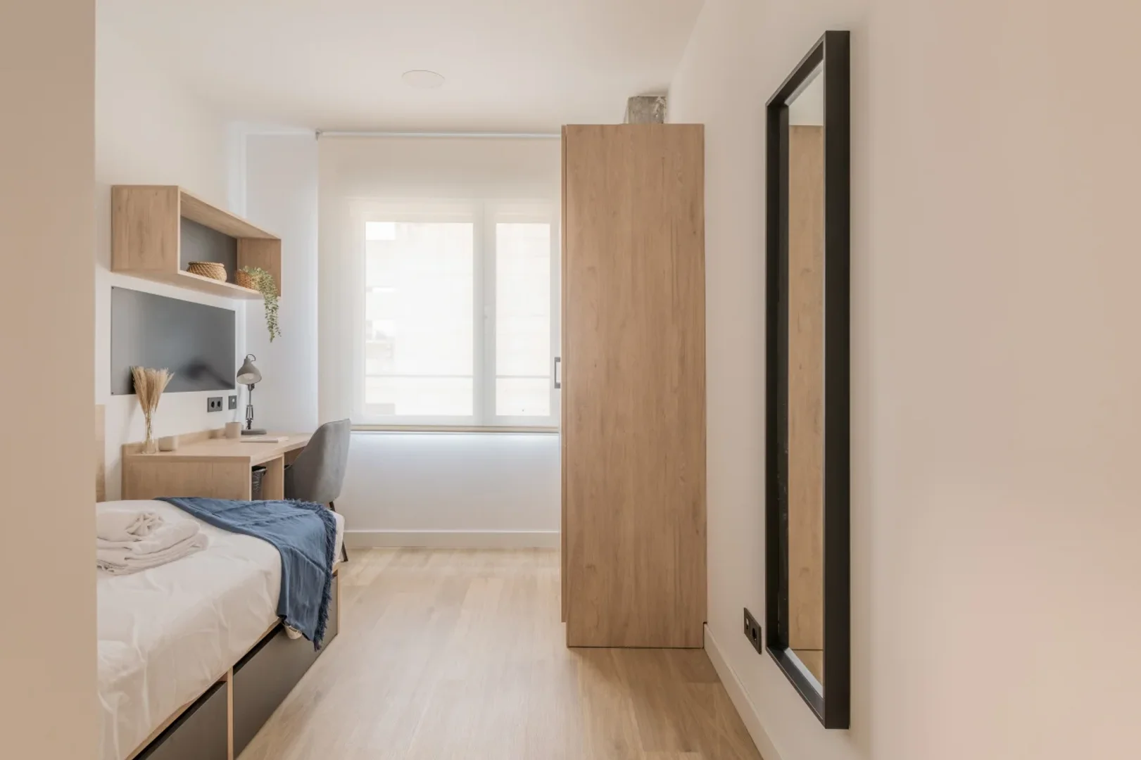 Quarto de estudante luminoso e arejado com acesso fácil à universidade em 