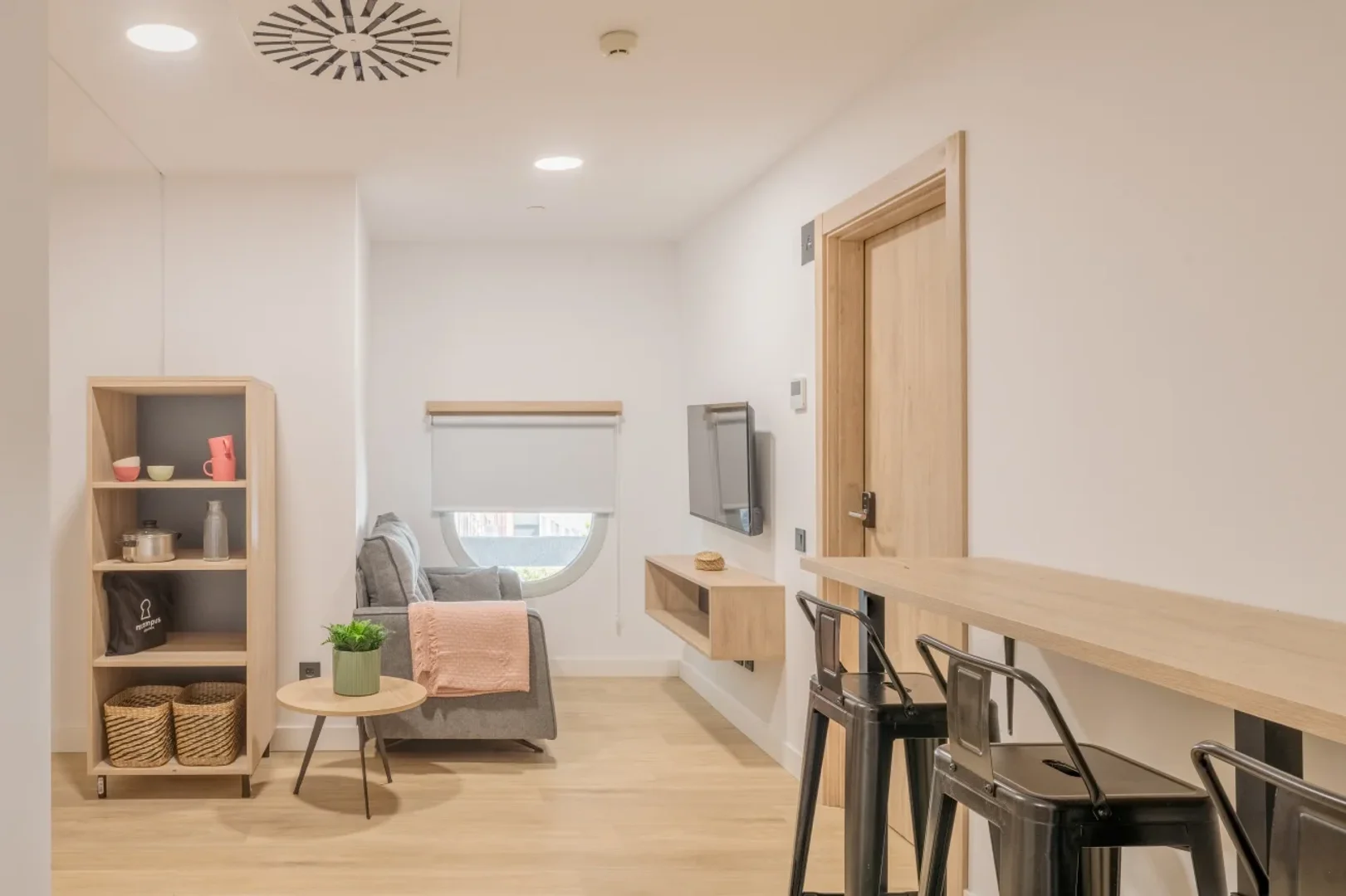 Quarto acessível para estudantes com iluminação ampla em 