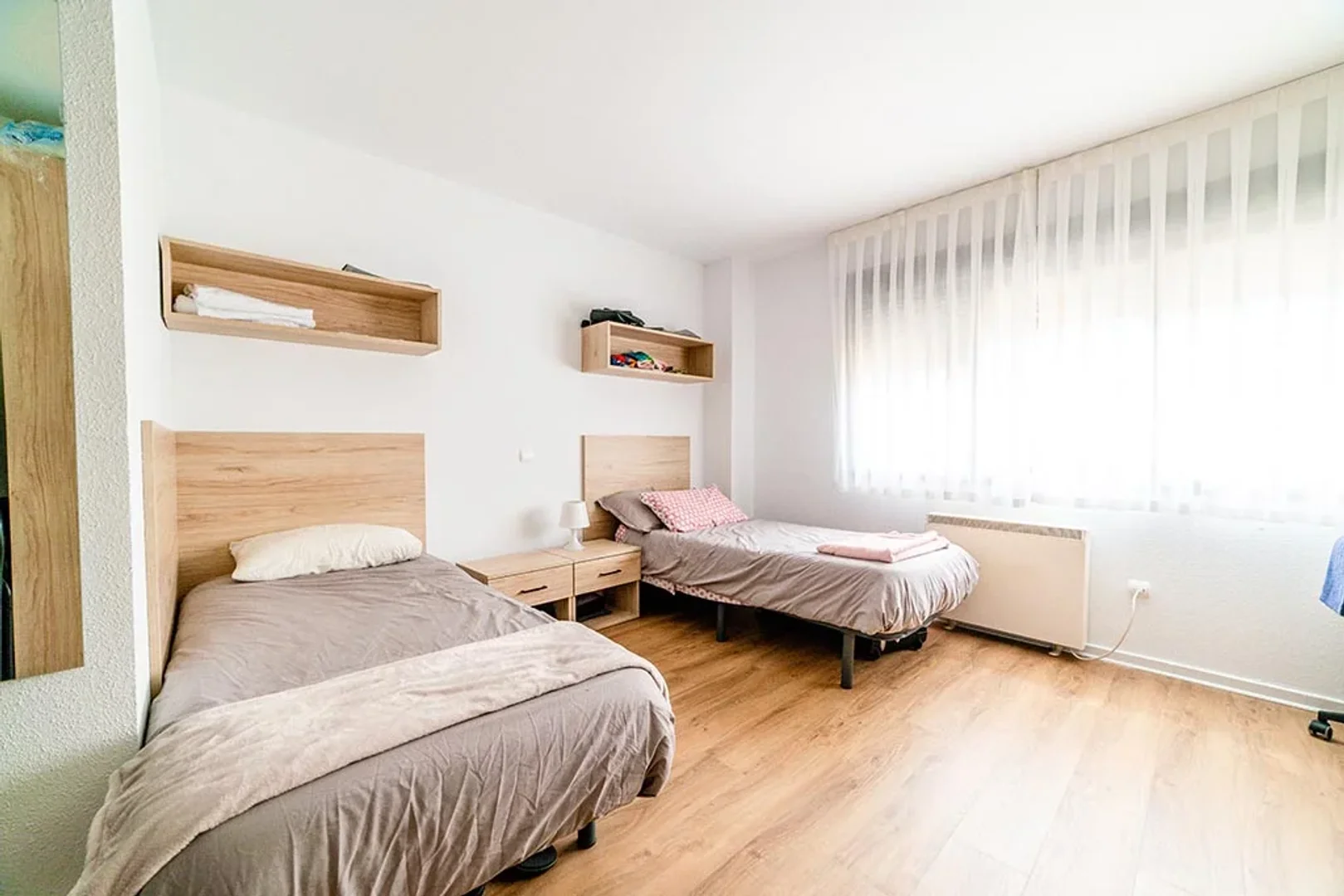 Quarto de estudante em  com área de estudo e instalações partilhadas